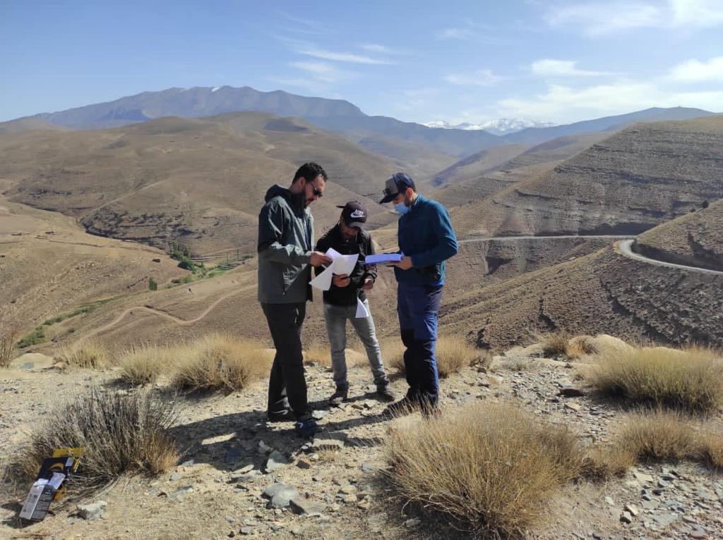 From the field: training community researchers in ecological monitoring